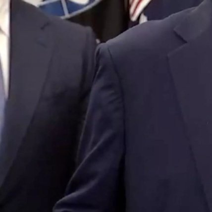 Наближений фрагмент з випуклістю на піджаку Трампа