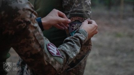 Шеврон вручают воинам отряда, достойно проявившим себя во время боевых действий
