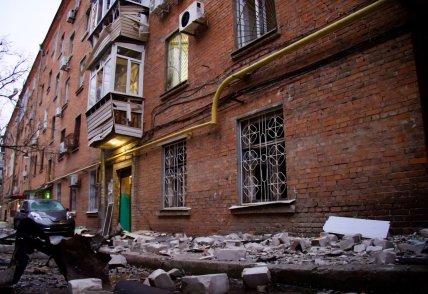 Одно из поврежденных российским дроном зданий в Днепре