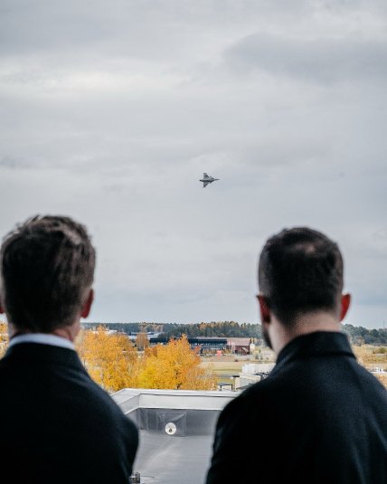 кристерсон и зеленский наблюдают за самолетом гриппен