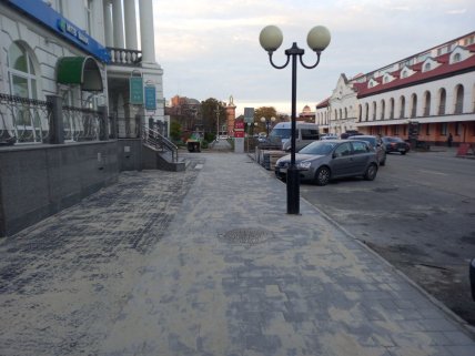 Слева остатки старой плитки, справа положена новая