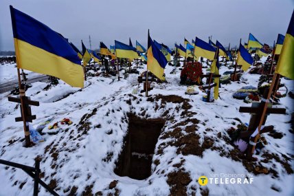 Сине-желтые флаги над могилами