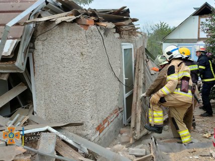 Спасатели помогли владельцу дома выбраться из завала