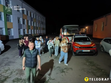 Эвакуация людей после удара по ПП / Фото: ГСЧС