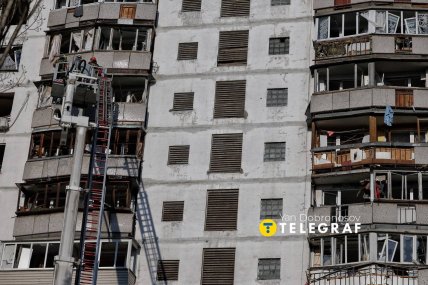 Выбитые окна после ночной атаки