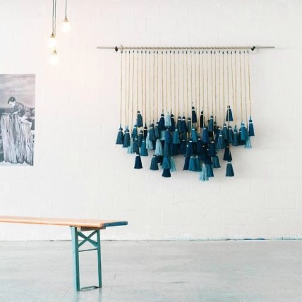 Украшение из ниток