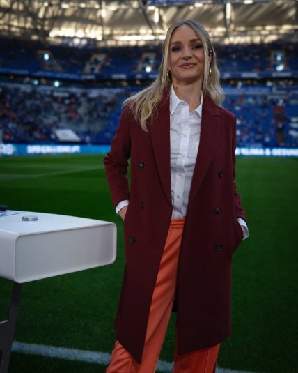 Катарина Кляйнфельдт работает на футбольном матче