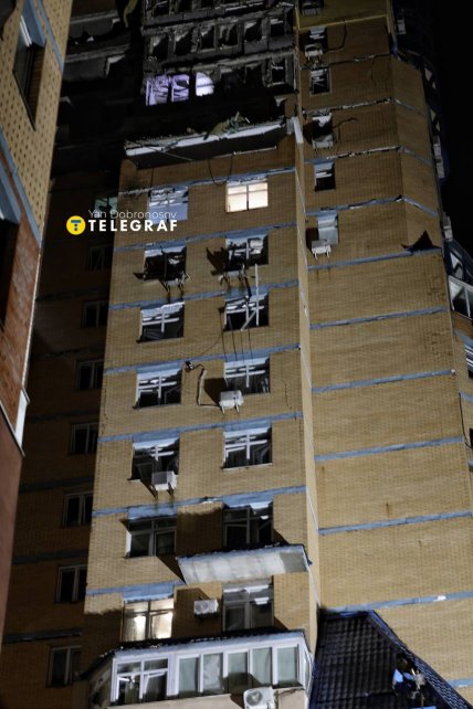 Поврежденный российским ударом дом в Киеве