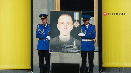 Под Верховной Радой почтили память украинских военных.