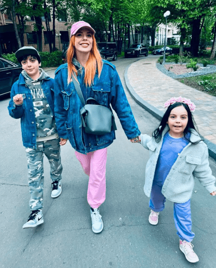 Анастасия Стоцкая с детьми