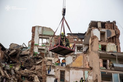 Рятувальники знайшли ще три тіла у зруйнованому РФ будинку у Тернополі