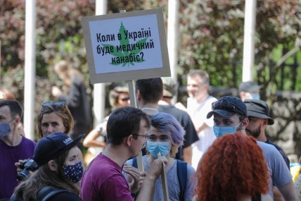 Фото мітингів за легалізацію медичного канабісу в Україні