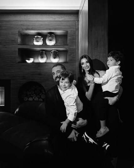 Арда Туран із дружиною та дітьми