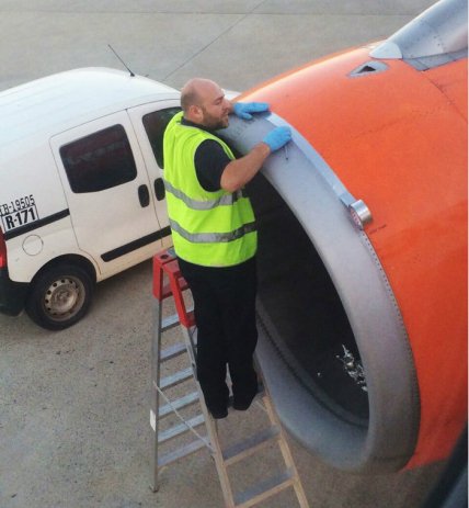 Чому літаки ремонтують скотчем