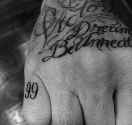 Виктория Бекхэм удалила татуировку, сделанную в честь мужа 