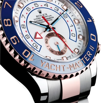 Крупный план часов Rolex Yacht-Master II с синим безелем и двухцветным браслетом