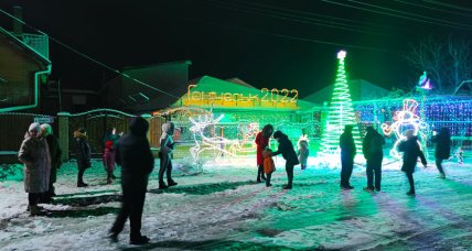 Неонова композиція та група людей біля неї