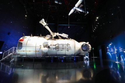 модель в планетарии