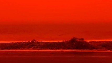Через циклон Нарелл небо у Австралії стало червоним