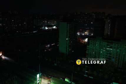 На вулицях світло помітне лише біля кафе та магазинів
