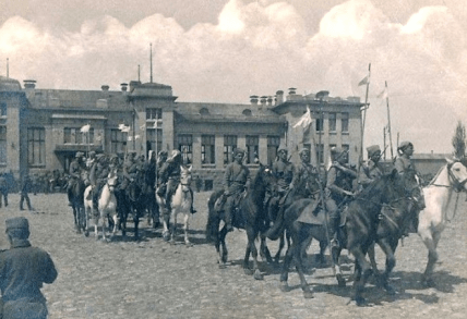 Вокзал Бахмута на известном фото 1918 года с казаками