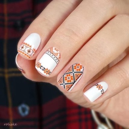 Маникюр с вышивкой 2023 - стильные идеи