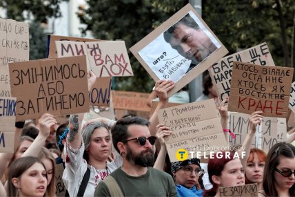 От президента Владимира Зеленского потребовали прислушаться к требованиям украинцев