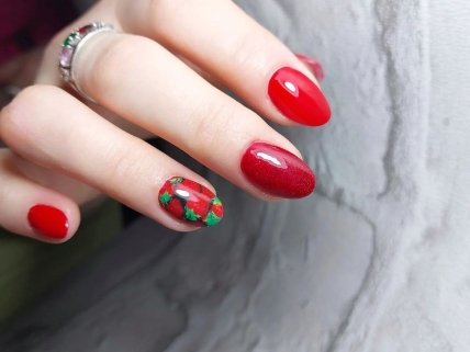 маникюр клубника