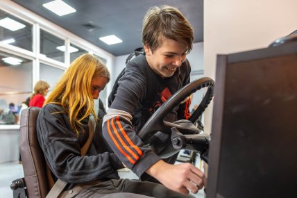 Фото тренажер с управлением грузовым автомобилем