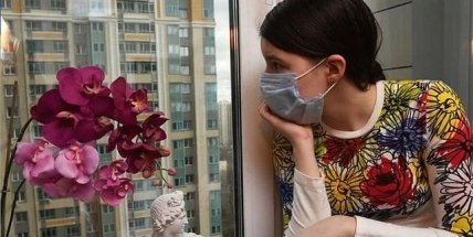 женщина в маске