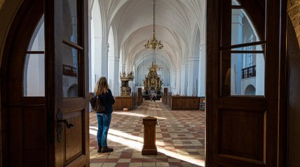 женщина в брюках в церкви