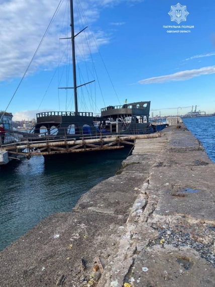 Жінка напливла на яхті в бетонну огорожу в Одесі