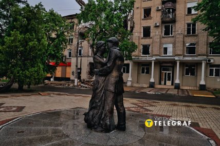 Пам'ятник в центрі міста виглядає ще драматичніше під дощем