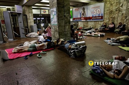 Метро в Киеве во время тревоги
