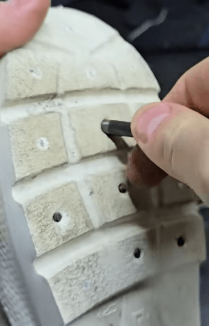 Установка шипов на ЭВА подошву