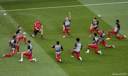 Игроки Баварии активно разминаются перед игрой