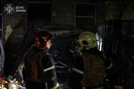 Рятувальники на місці падіння уламків дрона РФ у Києві