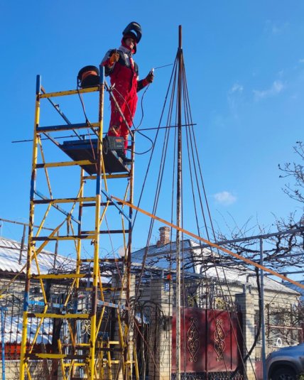 Чоловік на будівельних "лісах"