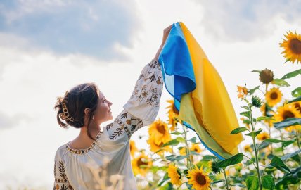 Дівчина з українським прапором