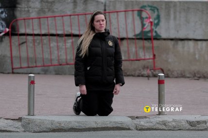 Люди ставали на коліна на знак пошани до героїні