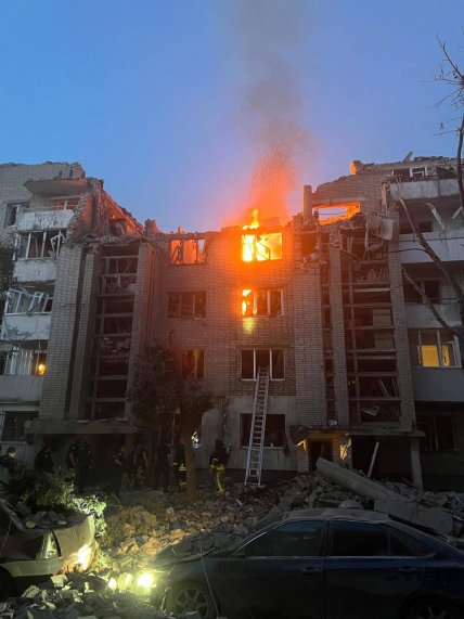 Пожар в доме после обстрела Львова