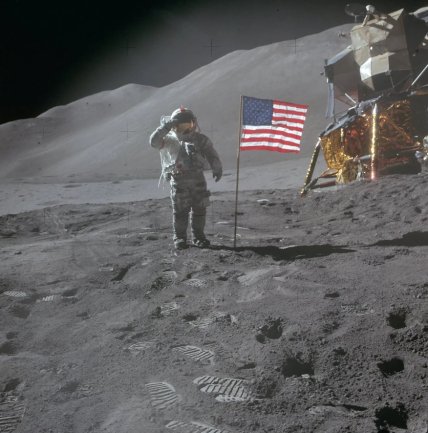 Прапор США на Місяці, встановлений місією "Аполлон-11" у 1969 році