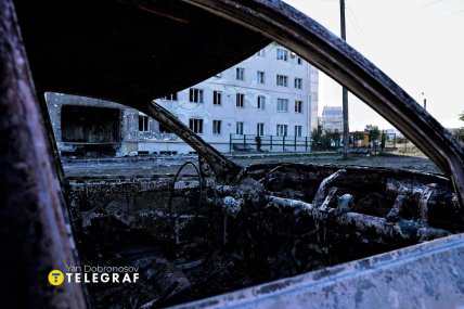 Автомобиль возле дома, уничтоженного российскими дронами