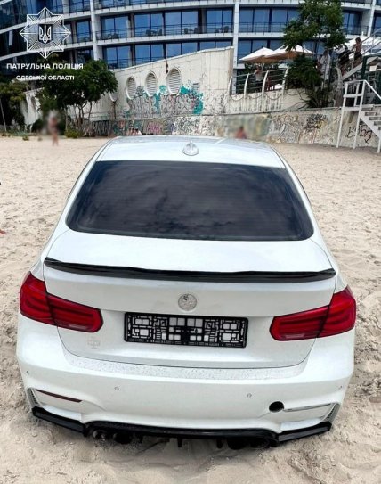 BMW застряг на пляжі Одеси