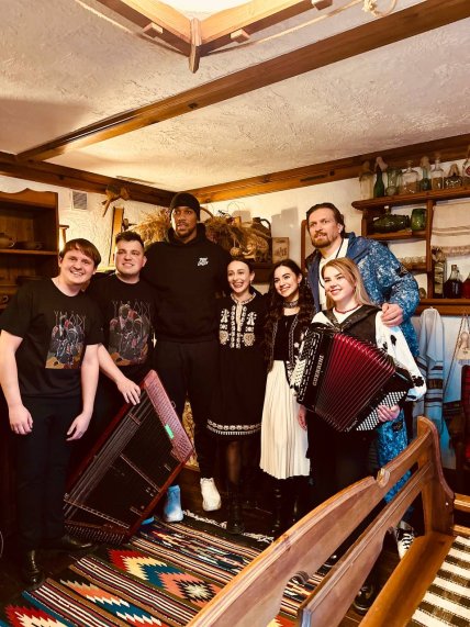 Александр Усик привез Энтони Джошуа в Украину