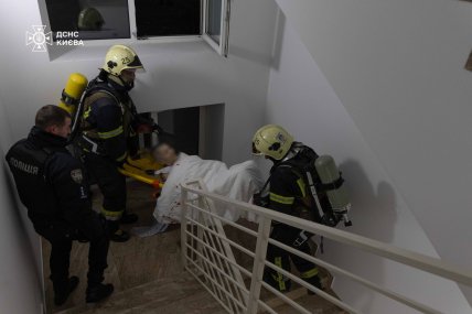 Спасатели эвакуируют пациентов из клиники в Киеве, пострадавшей в ходе атаки РФ