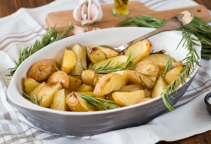 Молодой картофель с розмарином