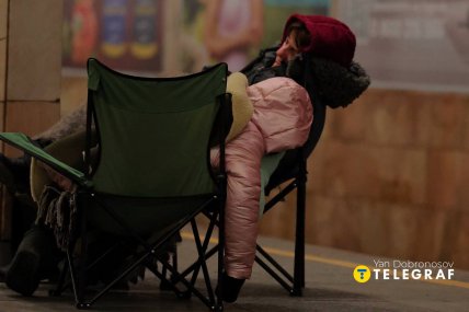 Люди в метро в Києві під час атаки 12 лютого