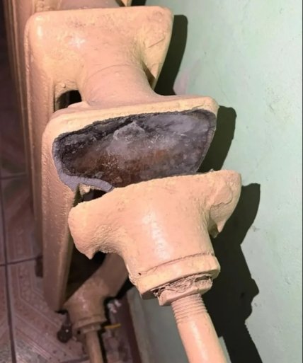 Через низьку температуру порвало батарею у будинку