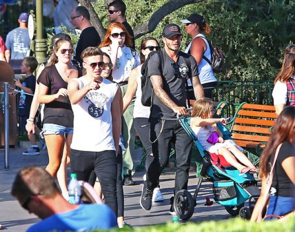 Дэвид и Виктория Бекхэмы сводили детей в Диснейленд - изображение №3